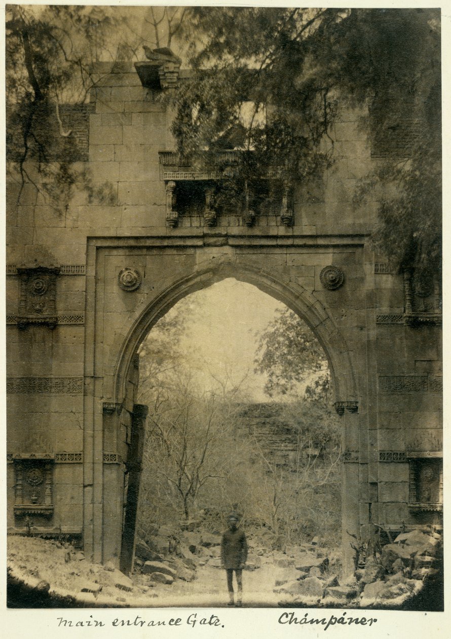 Huvudingången, Champaner, ca 1875 (s/v foto) av British Photographer