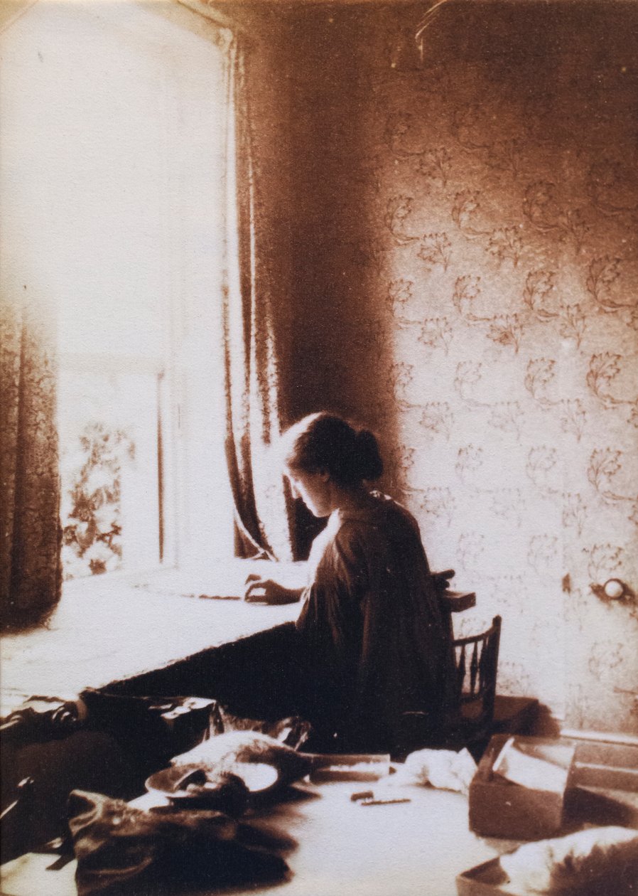 May Morris på jobbet, tidigt 1890-tal (s/v foto) av British Photographer