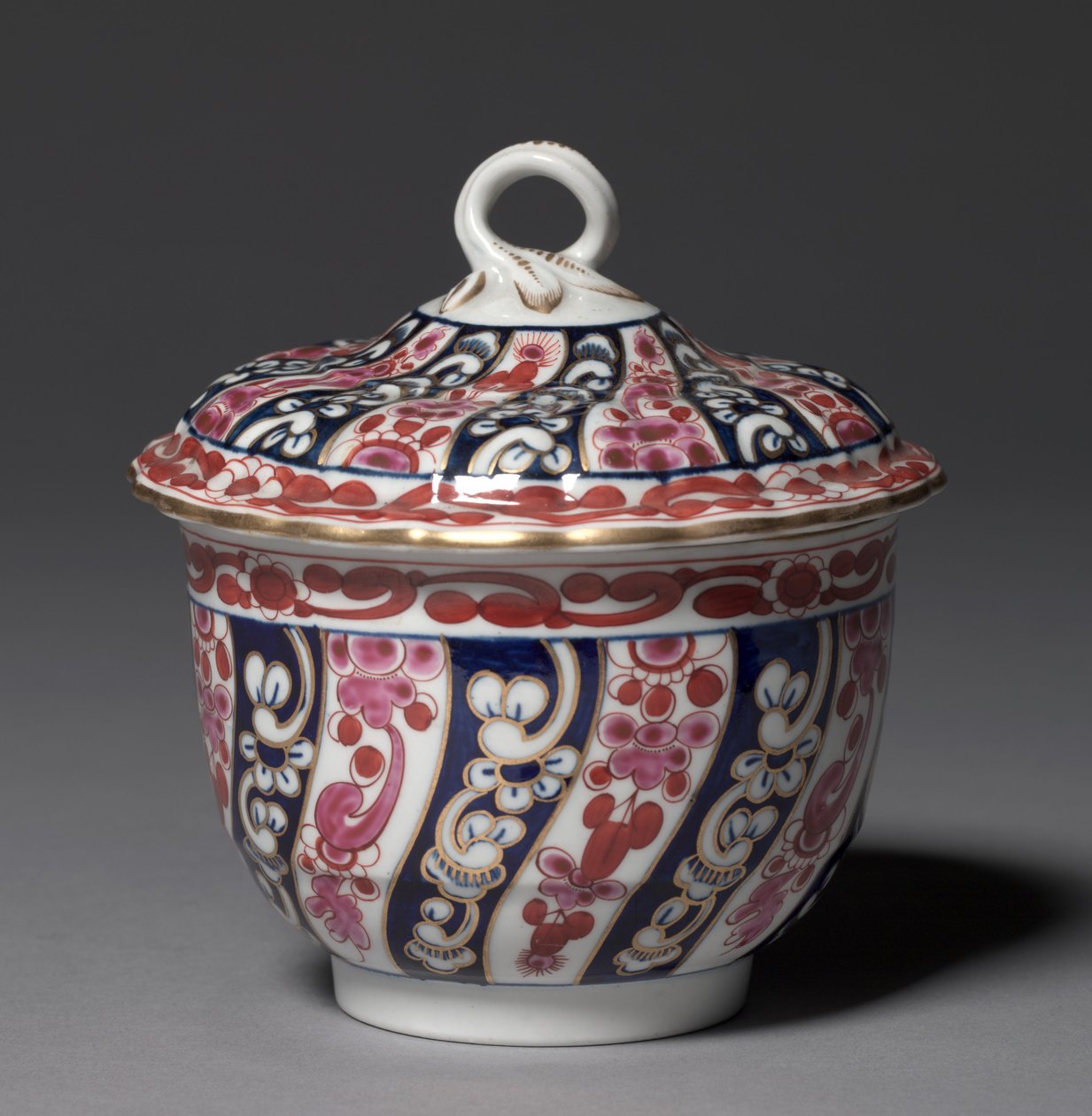 Täckt skål, tillverkare Worcester Porcelain Factory, c.1770 av British School