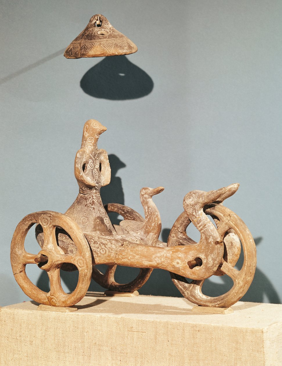Votiv vagn med en antropomorf gudomlighet, från Dupljaja (lera) av Bronze Age