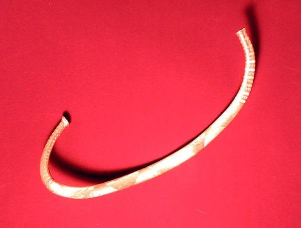 Halsring hittad i Ickleton, Cambridgeshire (guld) av Bronze Age