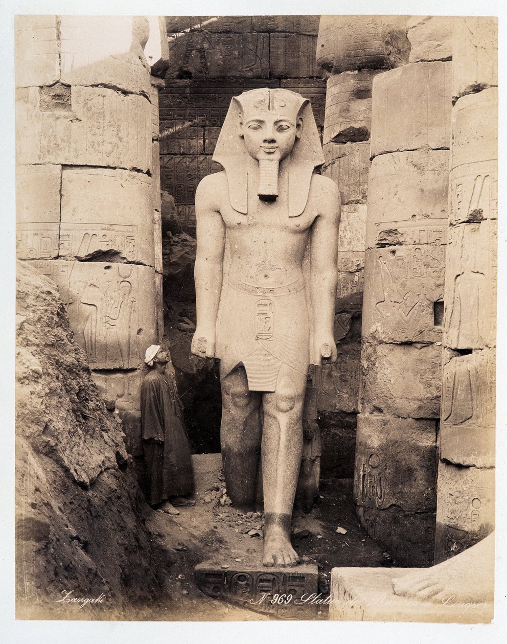En staty av Ramses i Luxor - fotografi av bröderna Zangali, sent 1800-tal av Brothers Zangaki