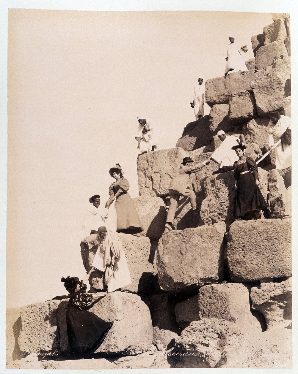 Att klättra i en pyramid av turister - fotografi av bröderna Zangali, sent 1800-tal av Brothers Zangaki