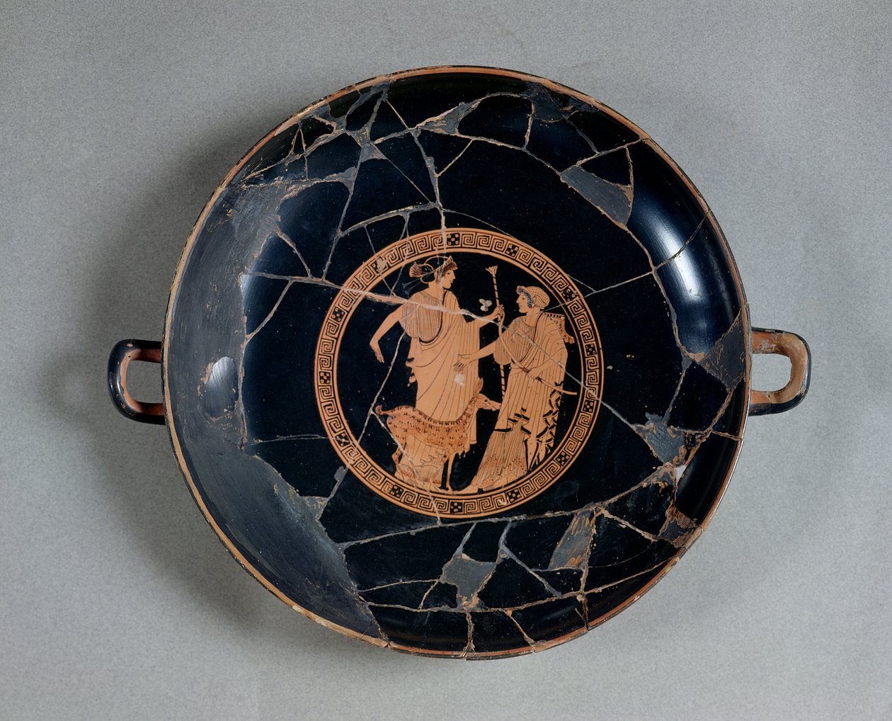 Interiör av en kopp med röd figur på vinden föreställande Apollo och Artemis, ca 495-490 f.Kr. (keramik) av Brygos Painter
