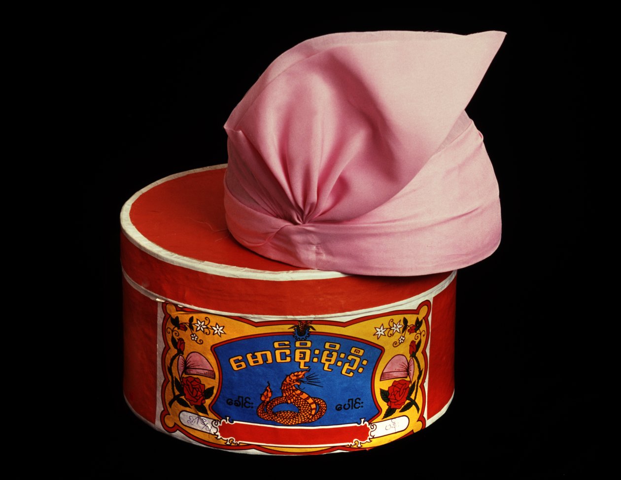 Hatt och hattask (textil) av Burmese School