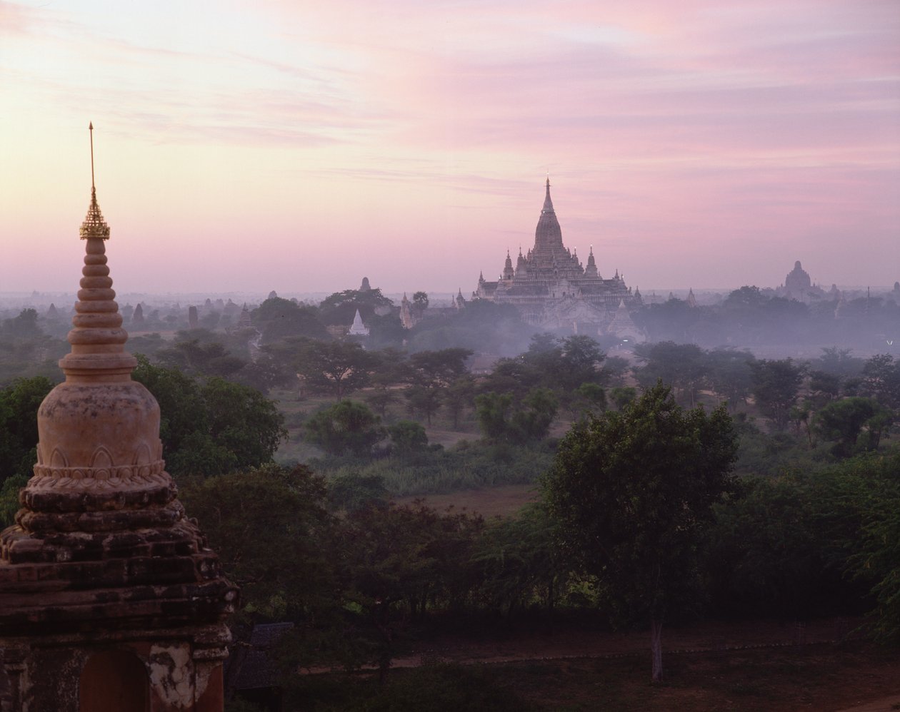 Ananda-templet vid soluppgången, byggt 1090 av Burmese School
