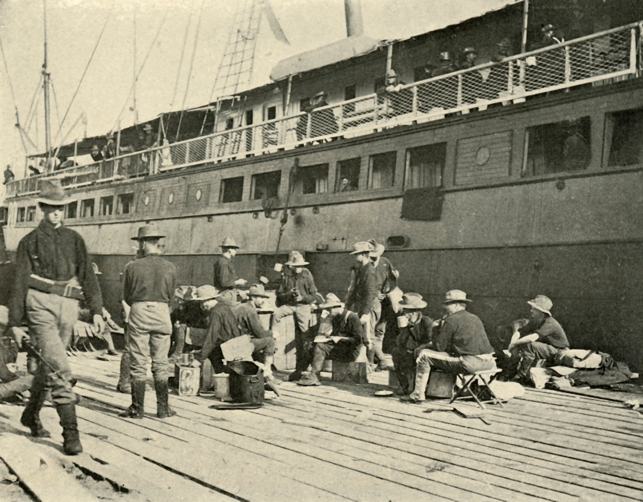 13:e infanteriet vid frukost, spansk-amerikanska kriget, 11 juni 1898, 1899. av Burr McIntosh