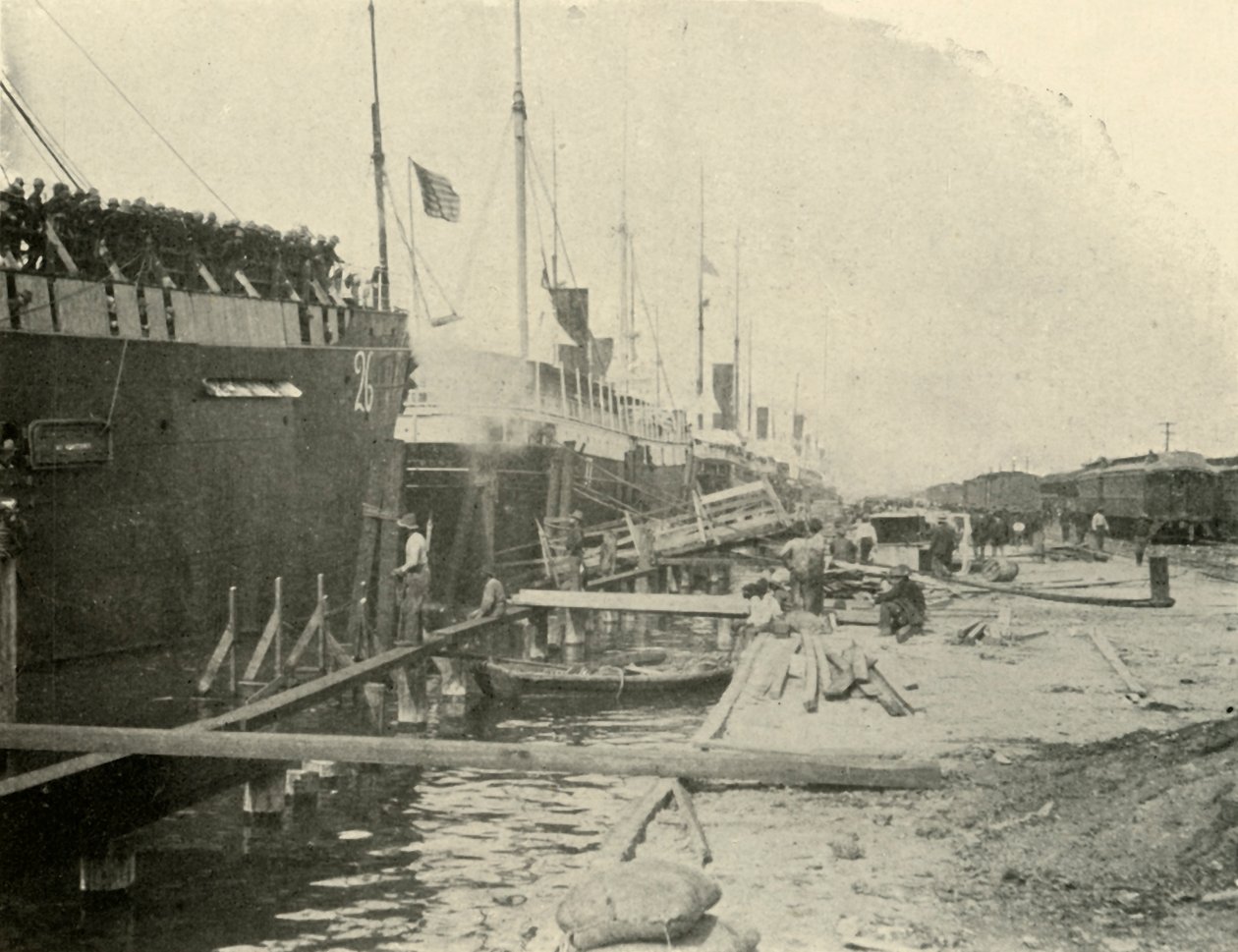 Vid kajen, 10 juni, spansk-amerikanska kriget, 1898, 1899. av Burr McIntosh