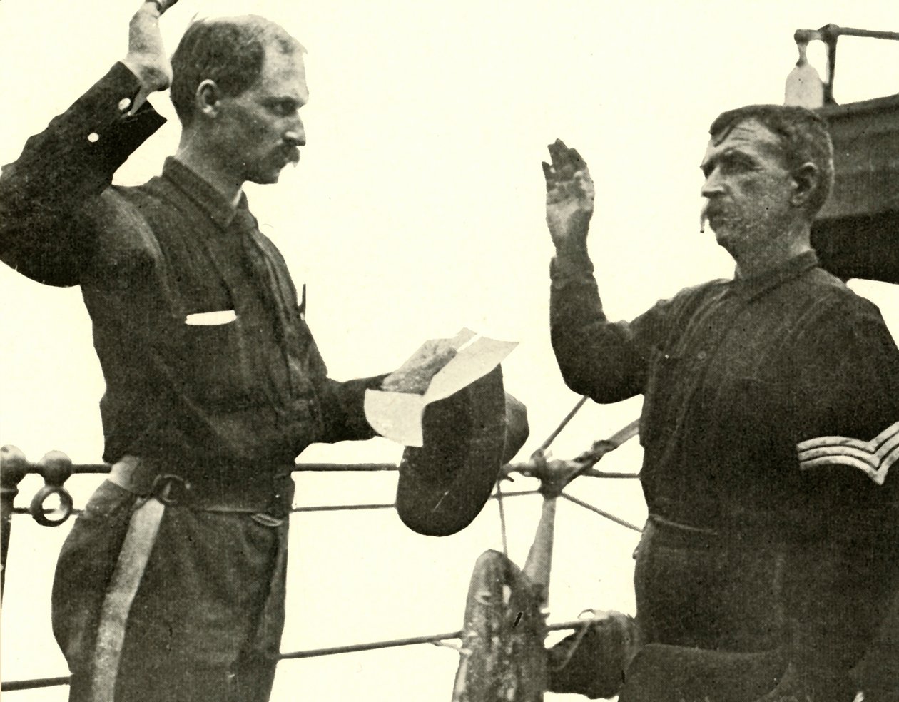 Löjtnant Lewis återinför Thomas Dixon, spansk-amerikanska kriget, 19 juni 1898, 1899. av Burr McIntosh