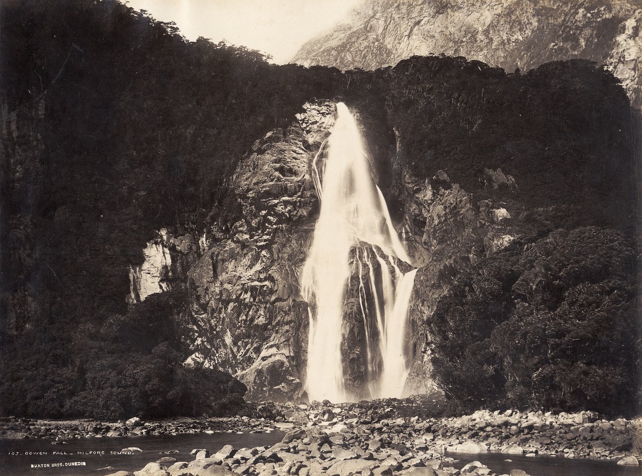Bowen Fall, Milford Sound, 1889 (albumtryck) av Burton Brothers Studio