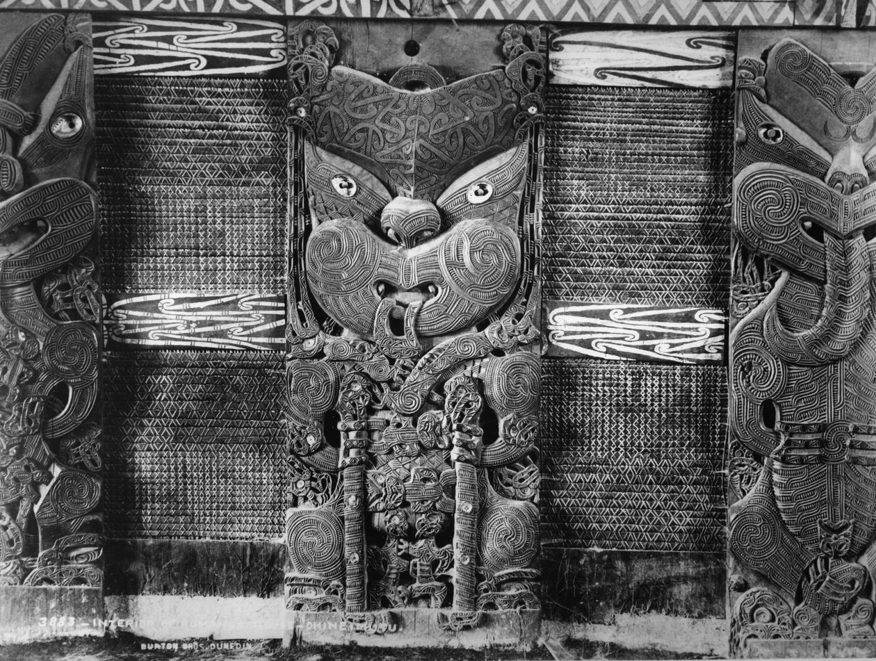 Maorisniderier och tukutuku-paneler vid Tamatekapua möteshus i Ohinemutu, ca 1880-talet av Burton Brothers Studio