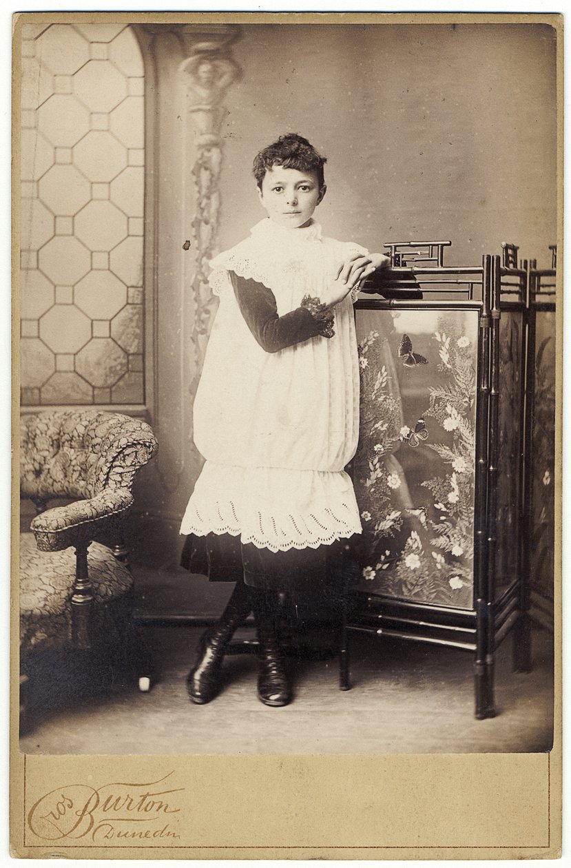 Porträtt, 1888 (albumenprint) av Burton Brothers Studio