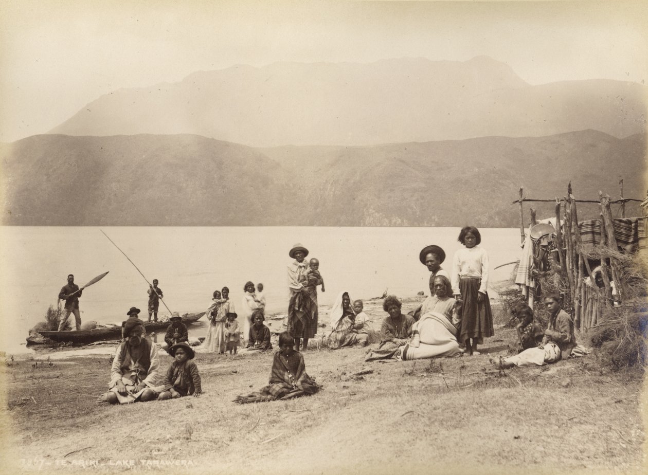 Te Ariki - Lake Tarawera, ca 1885 (albumintryck) av Burton Brothers Studio