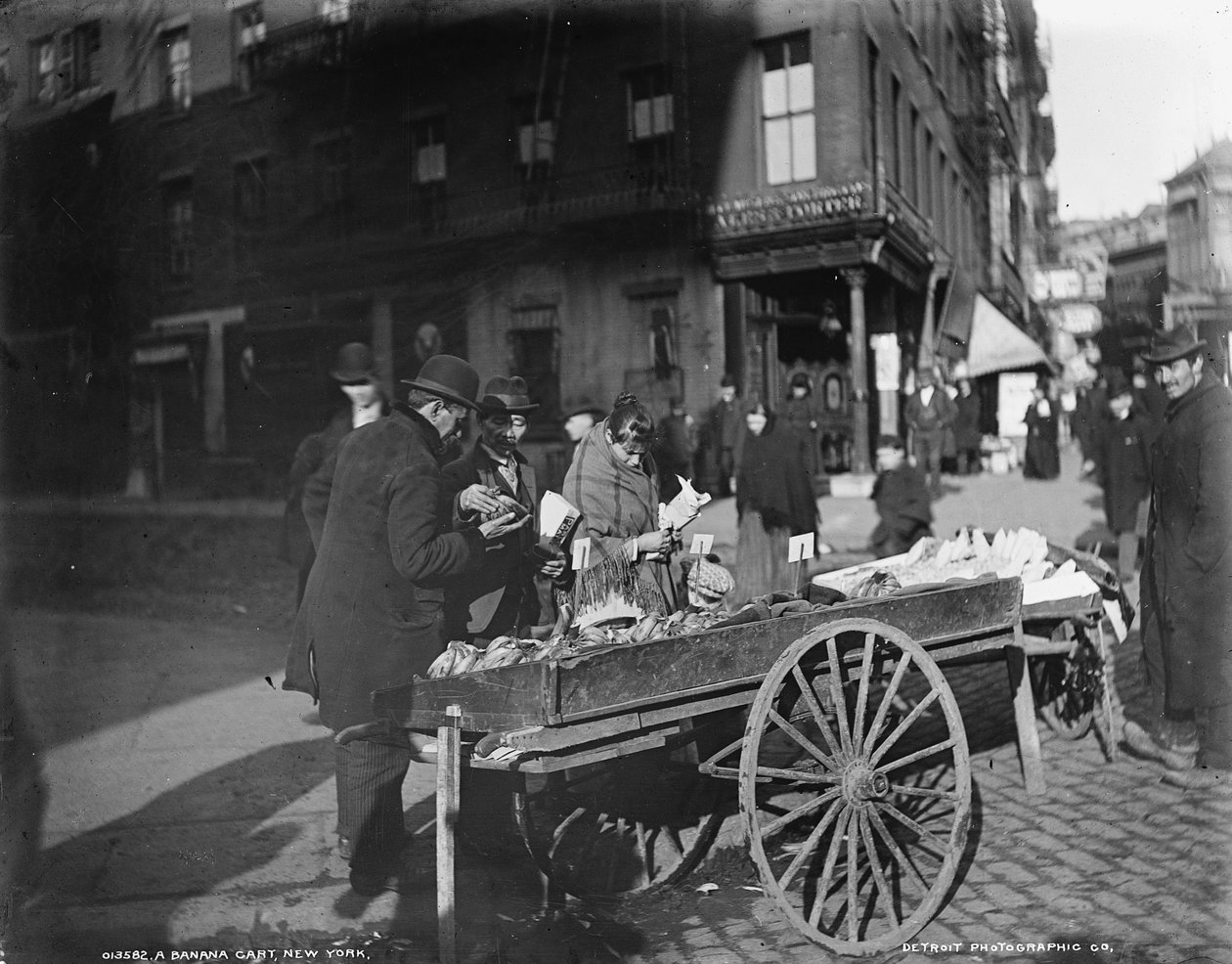 En bananvagn, New York, ca 1900 av Byron Company