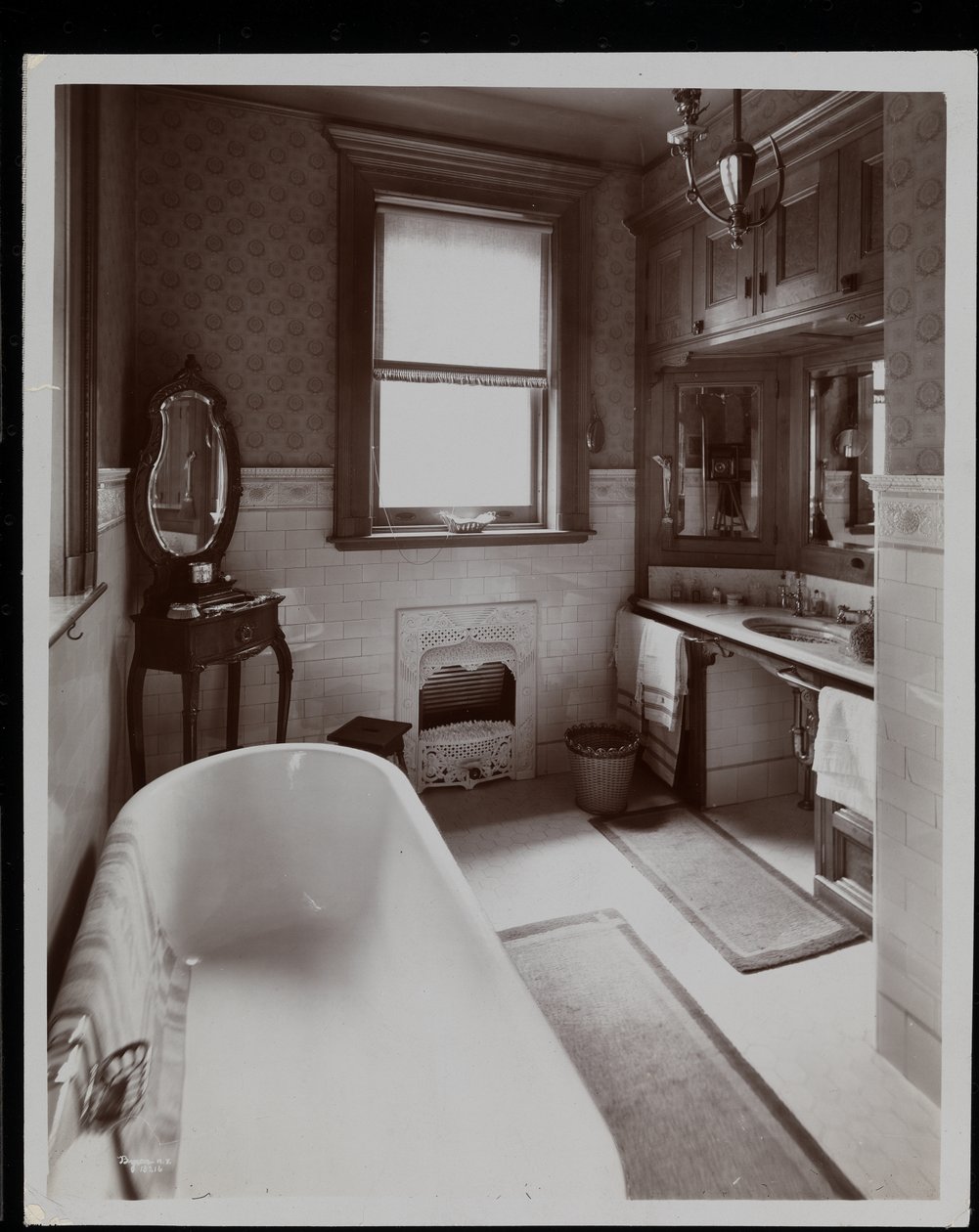 Ett badrum i Edward Brandeis-residenset på 16 West 88th Street, New York, 1902 (silvergelatintryck) av Byron Company
