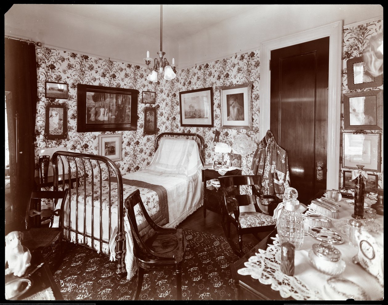 Ett sovrum i Mrs Leslie Carters residens, New York, 1903 (silvergelatintryck) av Byron Company