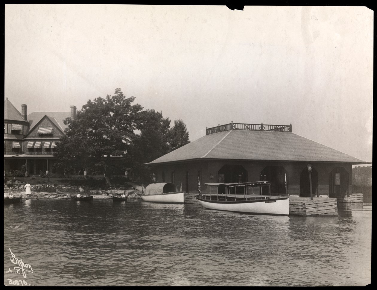 En båtbrygga vid May Irwins residens i Thousand Islands, 1911-12 (silvergelatintryck) av Byron Company