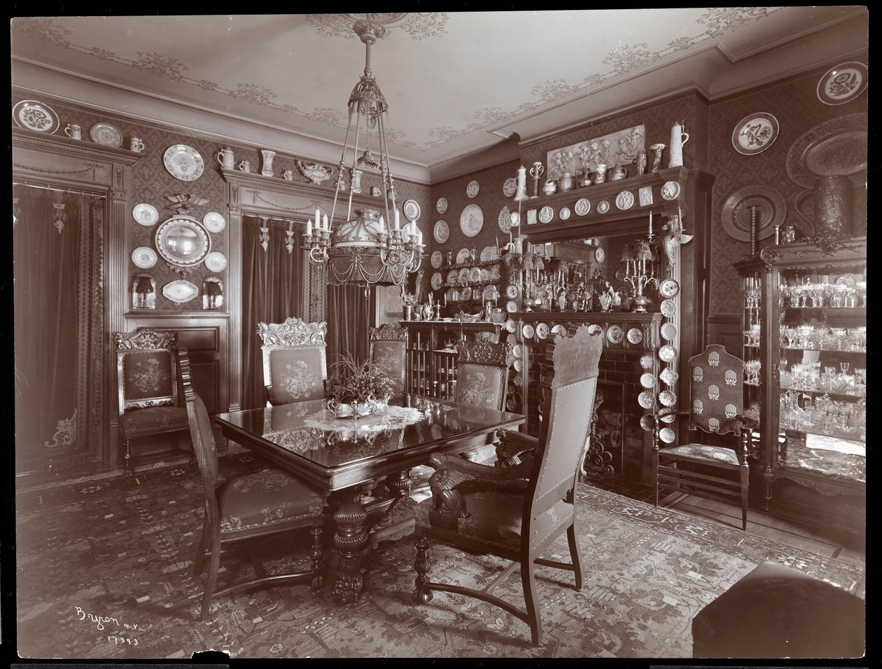 En matsal i David Belascos bostad, 1903 eller 1904 (silvergelatintryck) av Byron Company