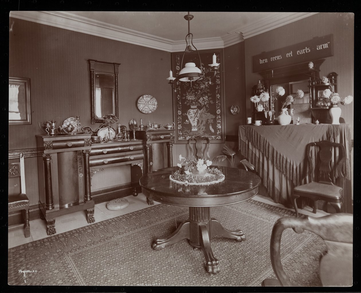En matsal i Mrs Elliotts hem, 1902 (silvergelatintryck) av Byron Company