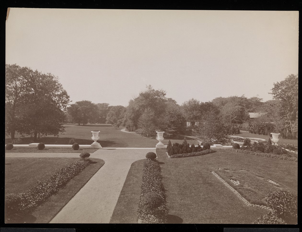 En formell trädgård i E.D. Berwind-residenset, Newport, Rhode Island, ca 1905 (silvergelatintryck) av Byron Company