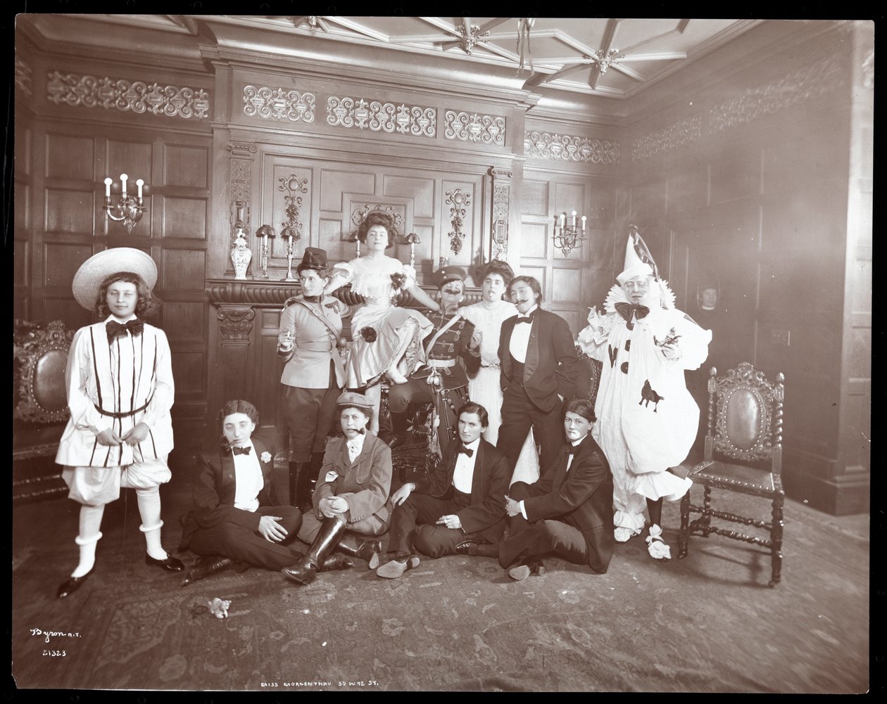 En grupp i kostym hemma hos miss Morgenthau, 30 West 72nd Street, New York, 1906 (silvergelatinprint) av Byron Company
