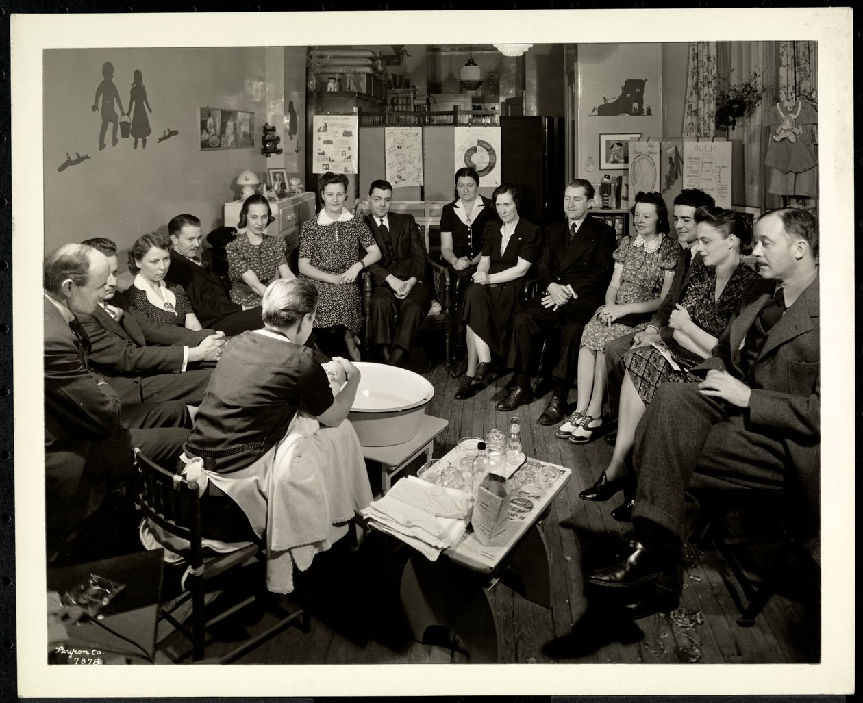 En grupp par på en lektion om barnomsorg som gavs på Maternity Consultation Service 1359 York Avenue, New York, 1941 (silvergelerande tryck) av Byron Company
