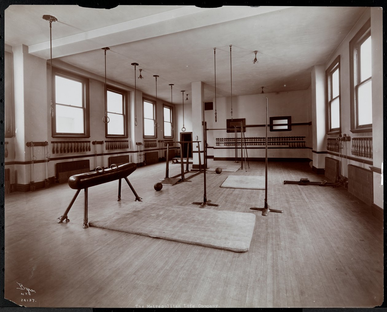 En gymnastiksal på Metropolitan Life Insurance Co. vid 23rd Street och Madison Avenue, New York, 1907 (silvergelatin) av Byron Company