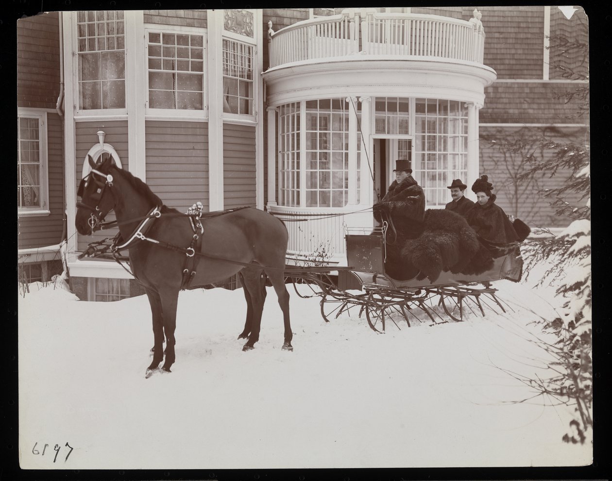 En hästdragen släde framför Westmoreland Davis residens i Tuxedo Park, New York, 1899 (silvergelatintryck) av Byron Company