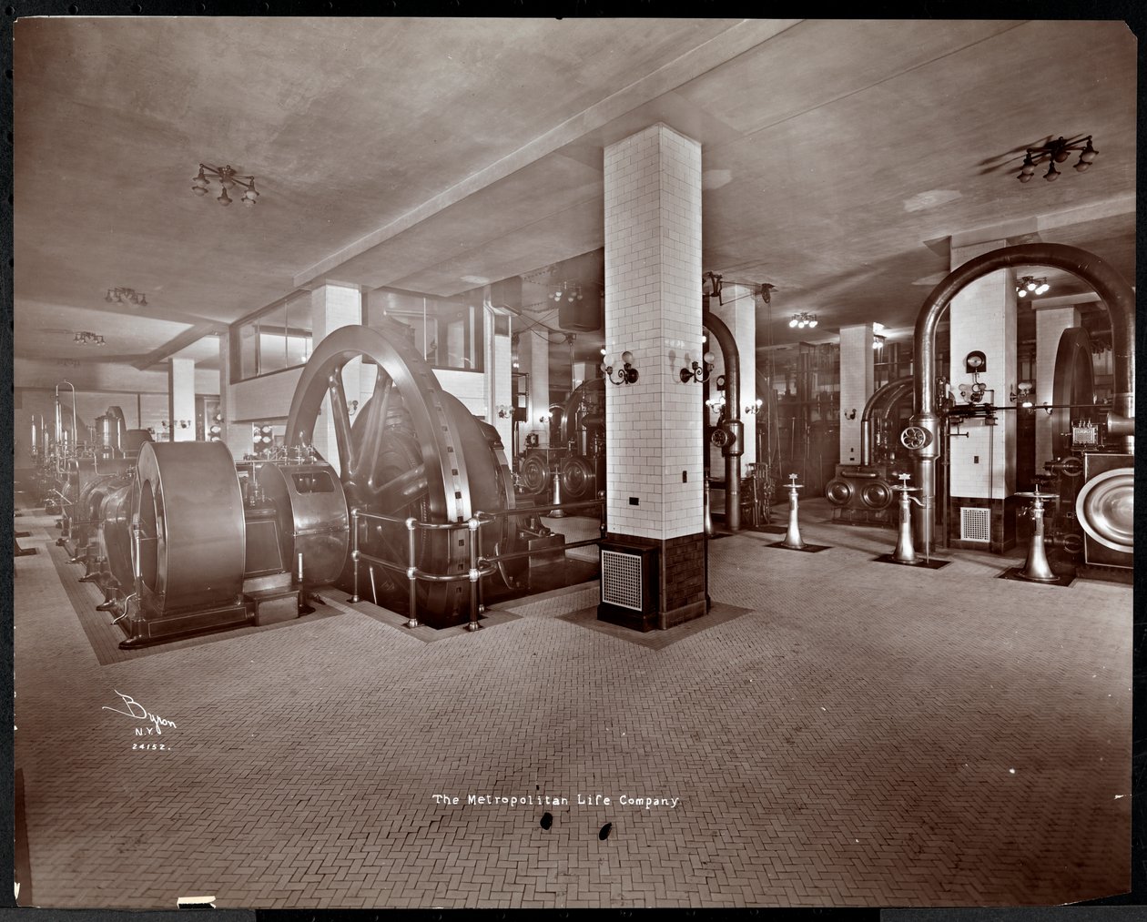 Ett rum för mekanisk utrustning på Metropolitan Life Insurance Co. på 23rd Street och Madison Avenue, New York, 1907 (silvergelatintryck) av Byron Company
