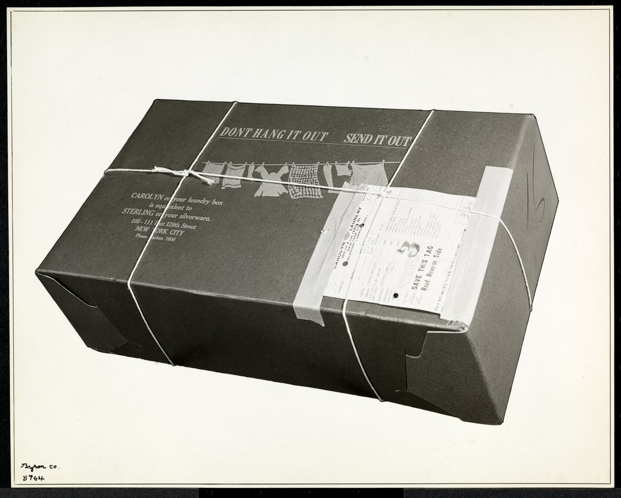En packad låda med tvätt från Carolyn Laundry på 111 East 128th Street, East Harlem, New York, 1929 (silvergelatintryck) av Byron Company