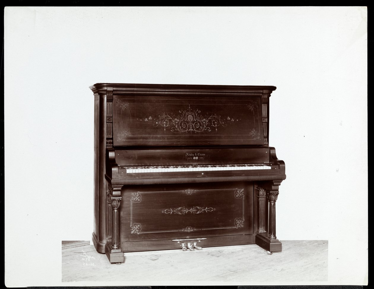 Ett piano av Newby und Evans Piano Co., 1907 (silvergelatintryck) av Byron Company