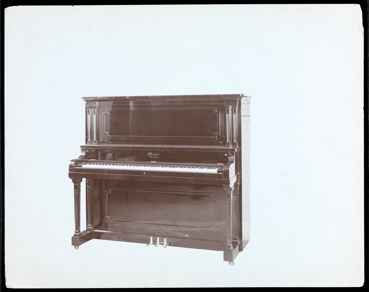 Ett piano av Weber und Co., New York, ca 1910 (silvergelatintryck) av Byron Company
