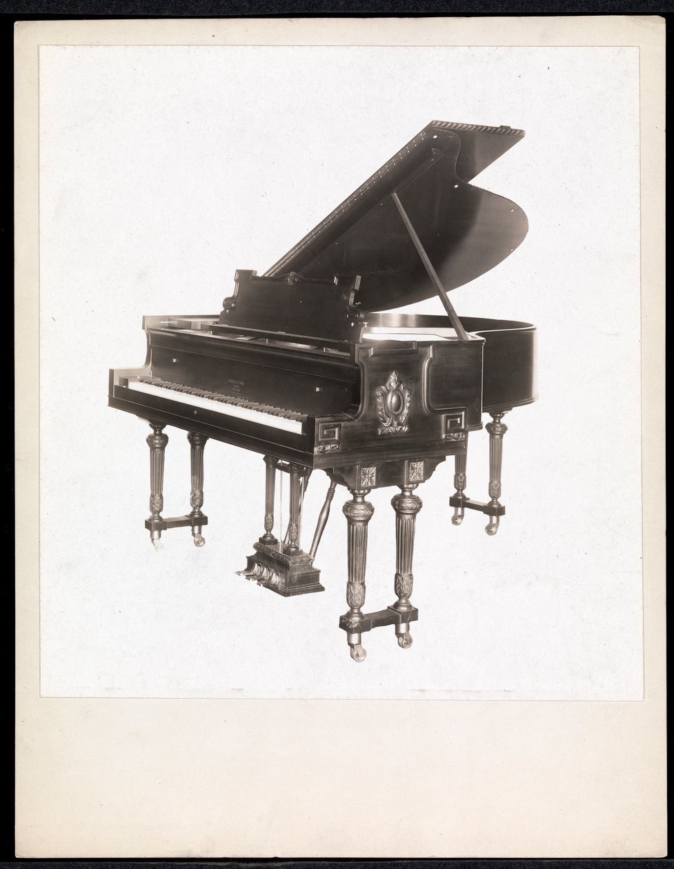 Ett piano av Krakauer Piano Co., New York, mellan 1895-1915 (silvergelatintryck) av Byron Company