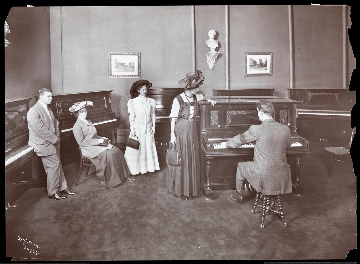 A piano showroom, New York, 1907 (silvergelatintryck) av Byron Company
