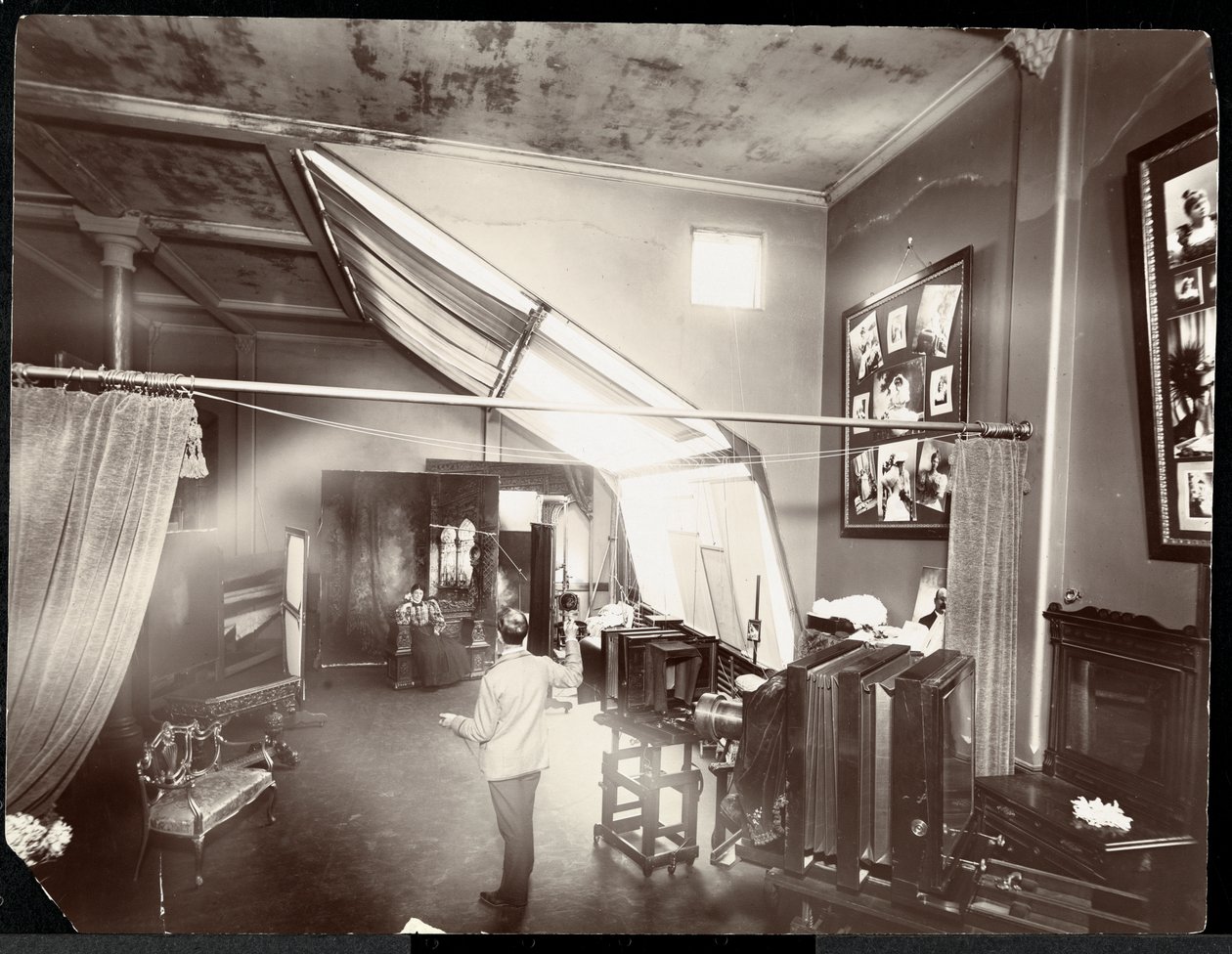 Porträttfotografens studio, 1896-98 (silvergelatintryck) av Byron Company