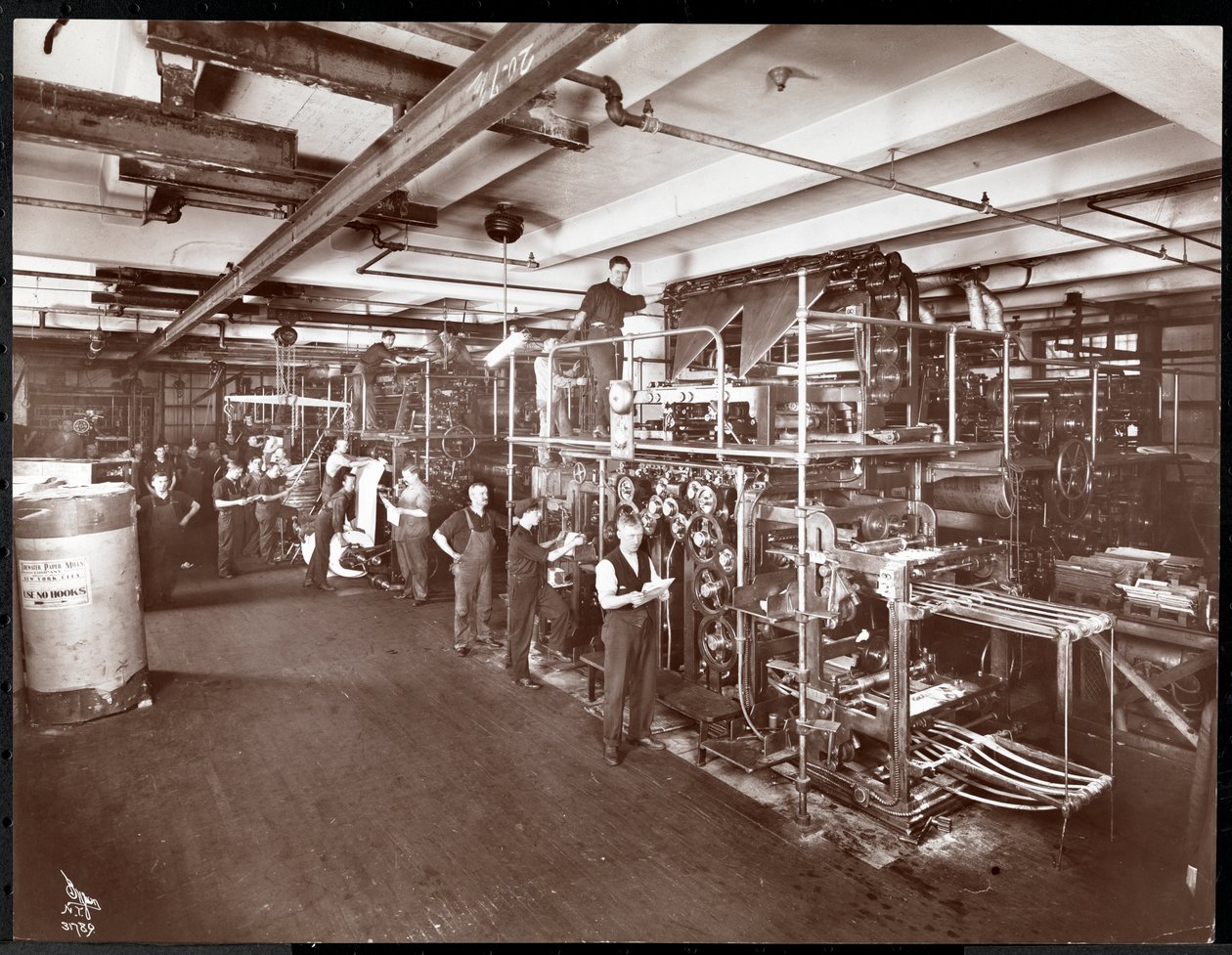 Ett pressrum på McCall Publishing Co. i New York 1913 (silvergelatintryck). av Byron Company