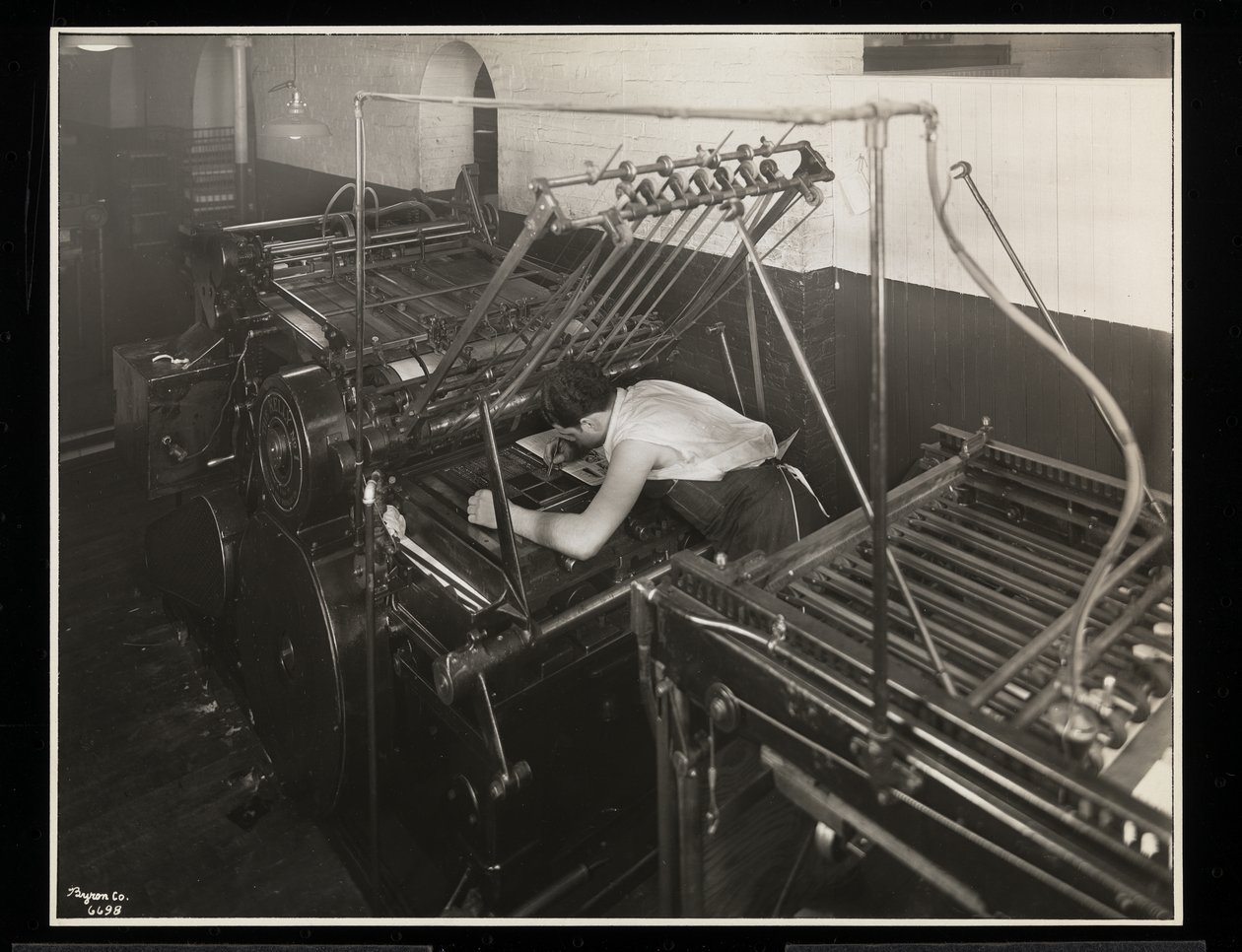 En tryckpress på Unz und Co., 24 Beaver Street, New York, 1932 (silvergelatintryck) av Byron Company