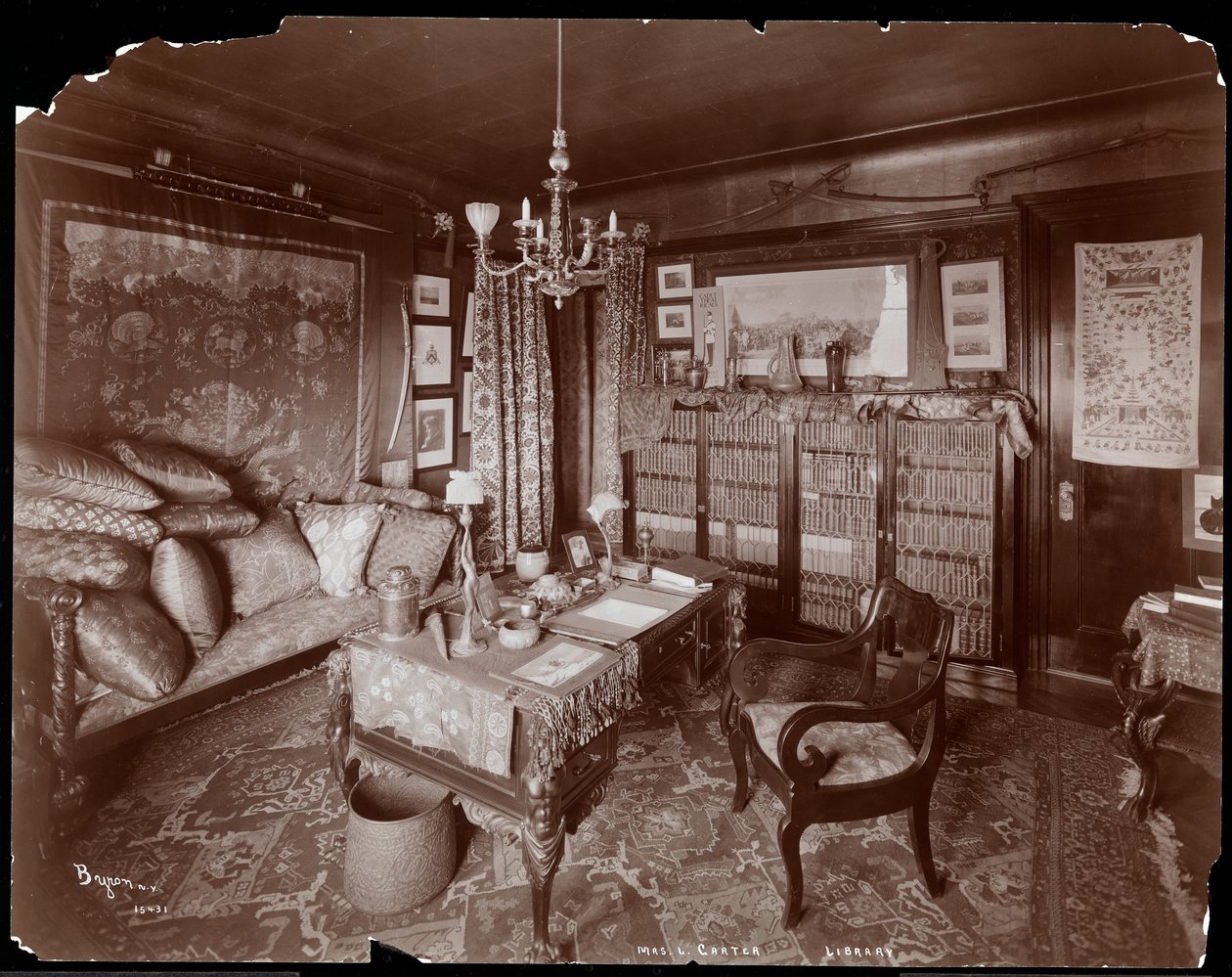 Ett privat bibliotek i Mrs Leslie Carters residens i New York, 1903 (silvergelatintryck) av Byron Company