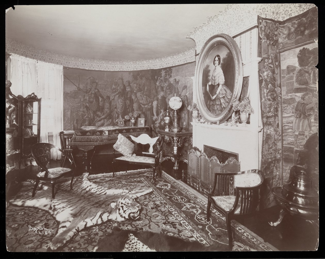 Ett rum på Westmoreland Davis residens i Tuxedo Park, New York, 1899 (silvergelatintryck) av Byron Company