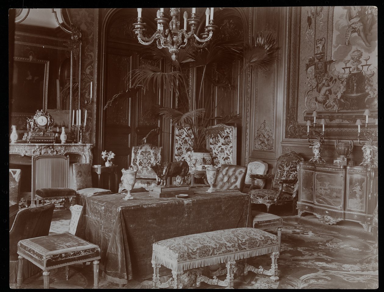 Ett rum i grevinnan De Ganays residens, Paris, ca 1900 (silvergelatintryck) av Byron Company