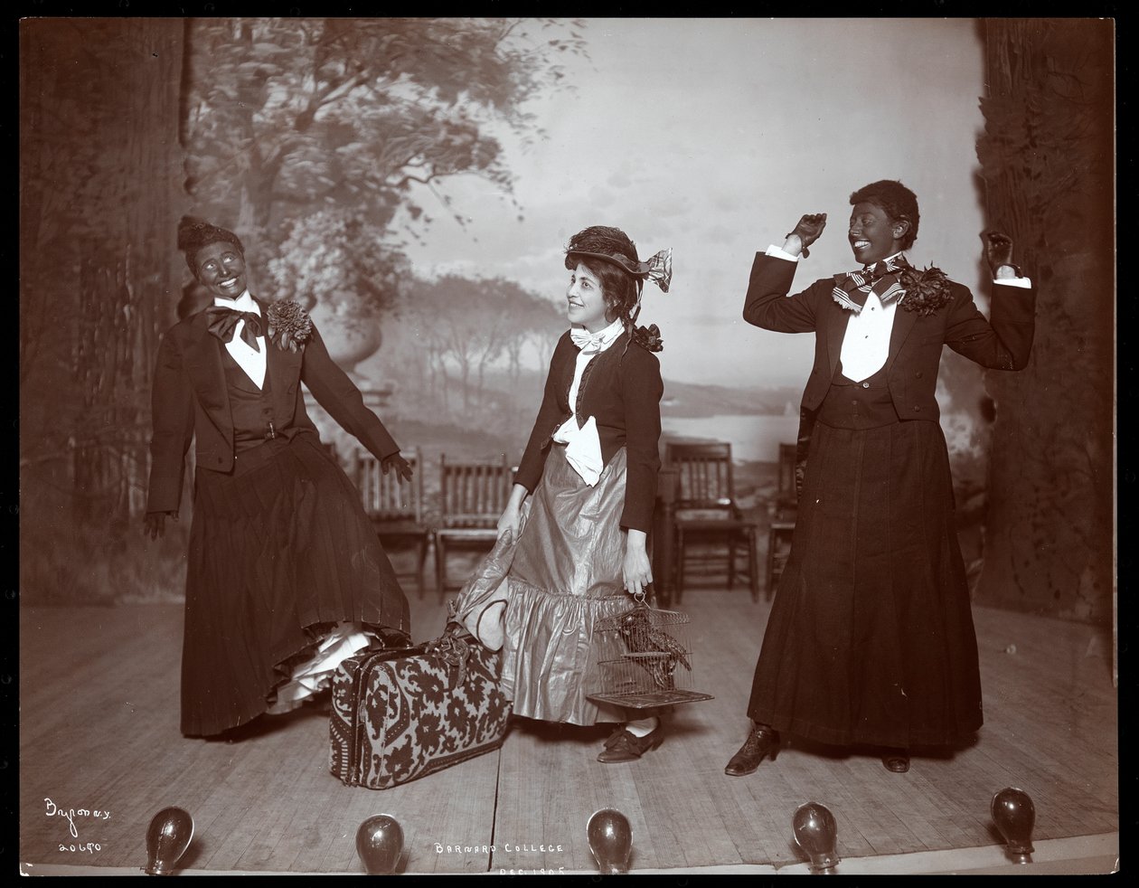 En scen från The Junior Show, en amatörproduktion presenterad av underklassmän på Barnard College, New York, 1905 (silvergelatintryck) av Byron Company