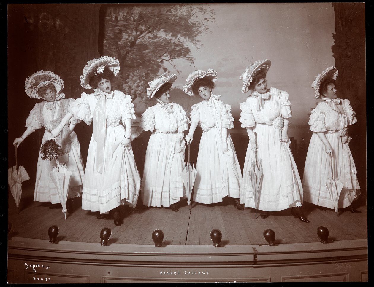 En scen från The Junior Show, en amatörföreställning som presenterades av elever i lägre årskurser vid Barnard College, New York, omkring 1905 (silvergelatinprint). av Byron Company