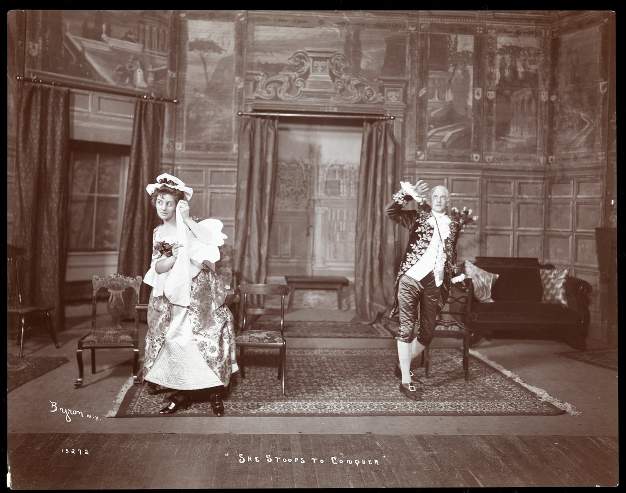 En scen från en amatöruppsättning av She Stoops to Conquer (silvergelatintryck) av Byron Company