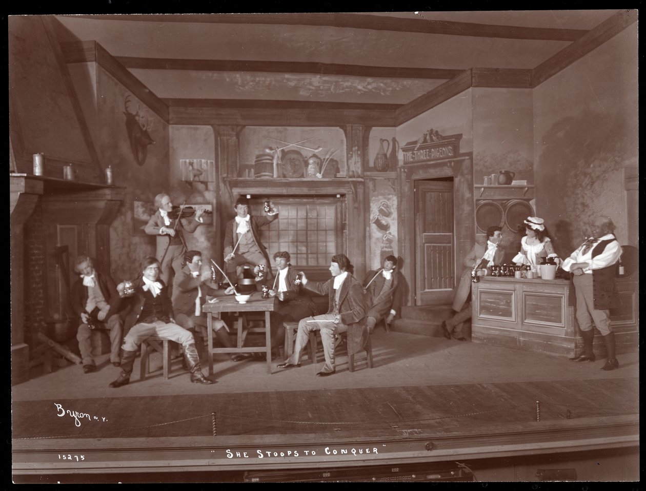 En scen från en amatörproduktion av She Stoops to Conquer (silvergelatintryck) av Byron Company