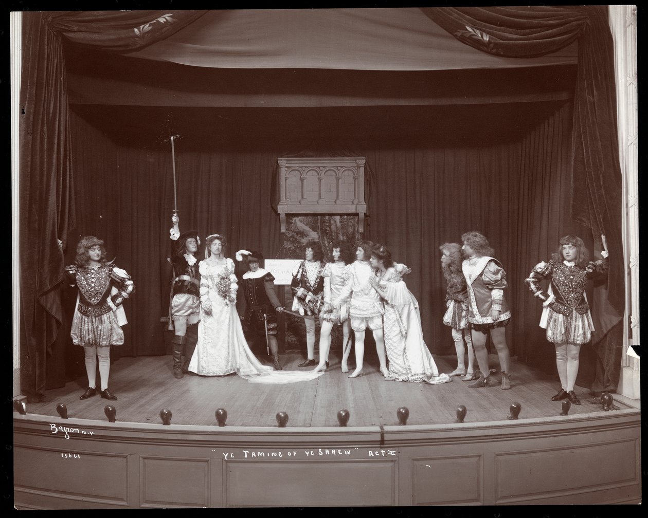 En scen från en amatörproduktion av The Taming of the Shrew presenterad på Barnard College, New York (silvergelatintryck) av Byron Company