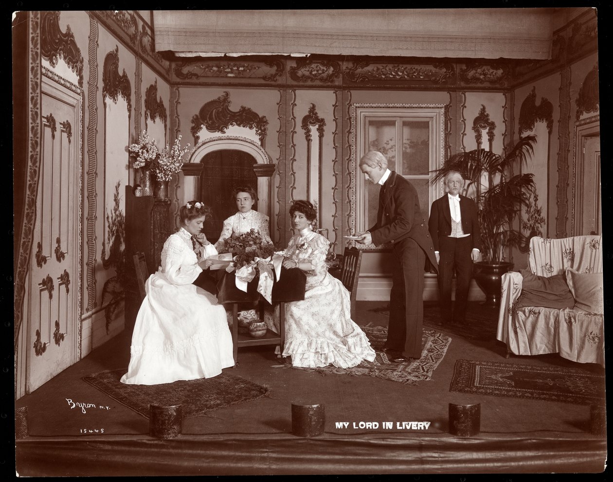 En scen från en amatörproduktion av en pjäs med titeln My Lord in Livery (silvergelatintryck) av Byron Company
