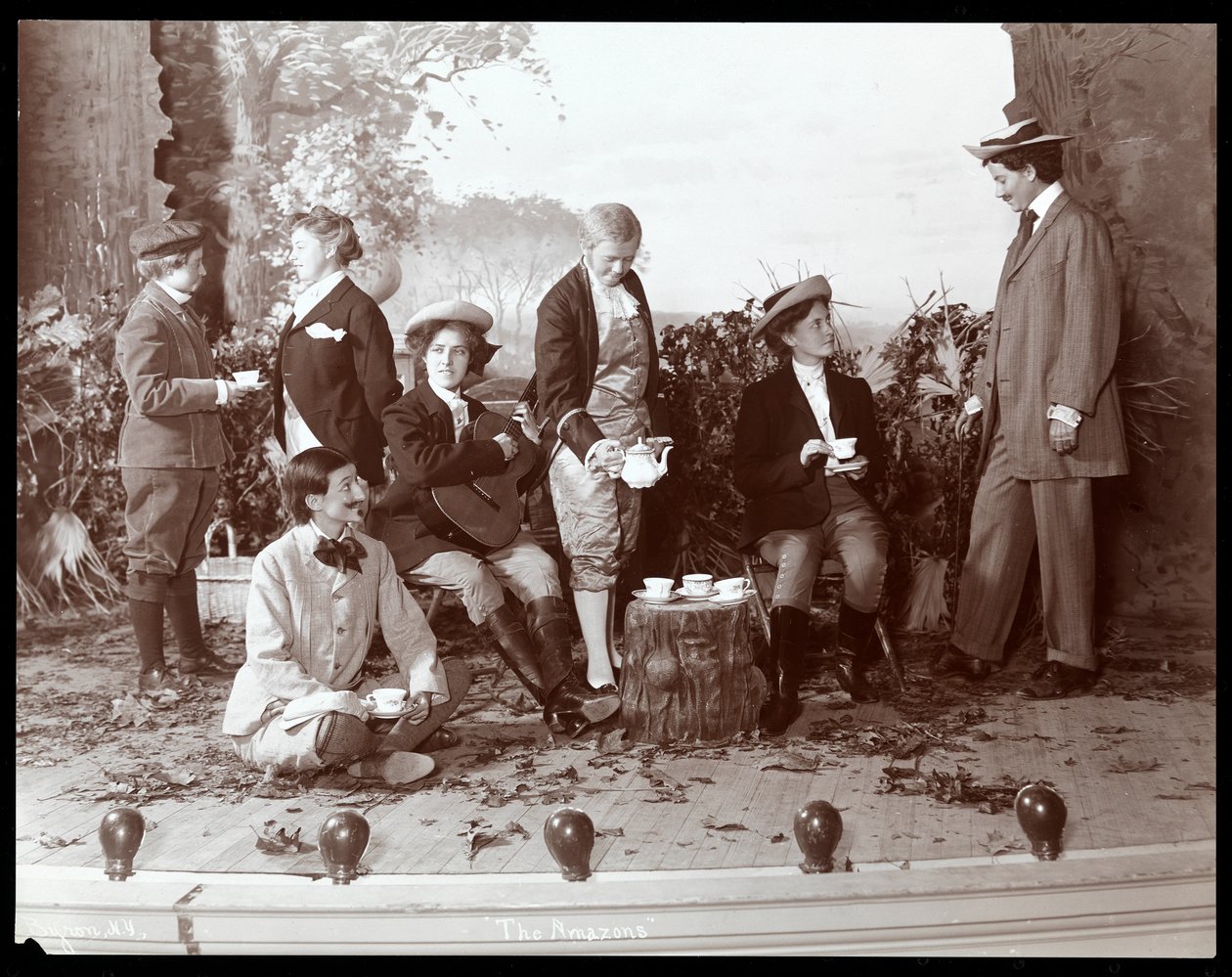 En scen från en amatöruppsättning av pjäsen The Amazons som spelades på Barnard College, New York (silvergelatinprint). av Byron Company