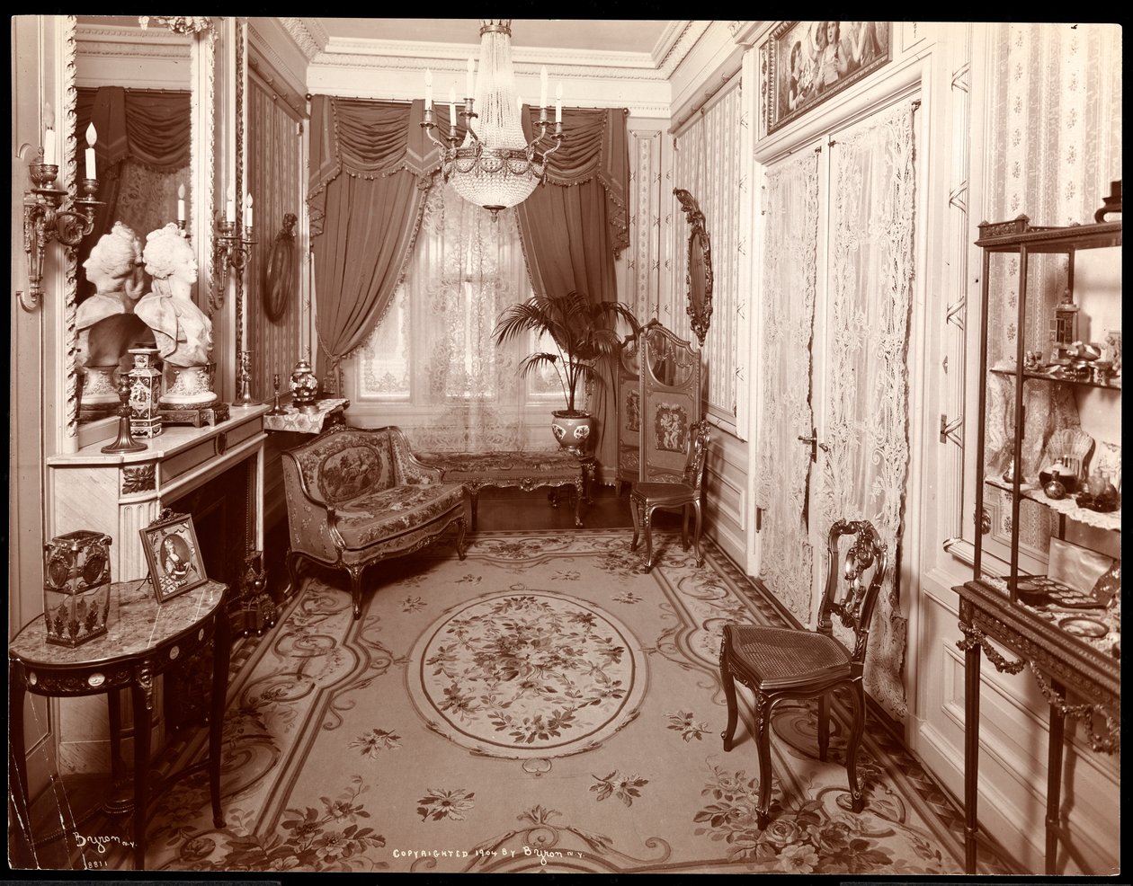 Ett litet rum i Mrs Leslie Carters residens i New York, 1904 (silvergelatintryck) av Byron Company