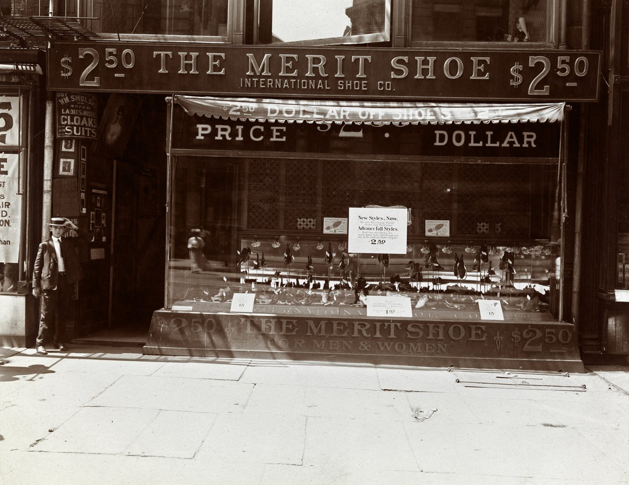 International Shoe Co:s skyltfönster, New York, 1905 (silvergelatin) av Byron Company