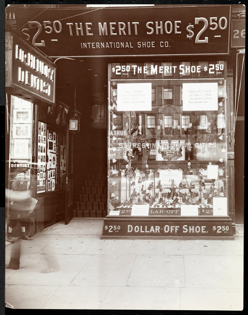 En skyltfönster från International Shoe Co., New York, 1905 (silvergelatintryck) av Byron Company